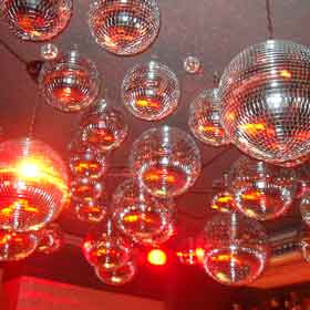 Spiegelkugeln in Musikalische Weihnachtskehrwoche in der UHU-Bar