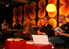 Literarisches-wohnzimmer2 in Eine Punklegende zwischen Couchtisch, Stehlampe und Poptapete